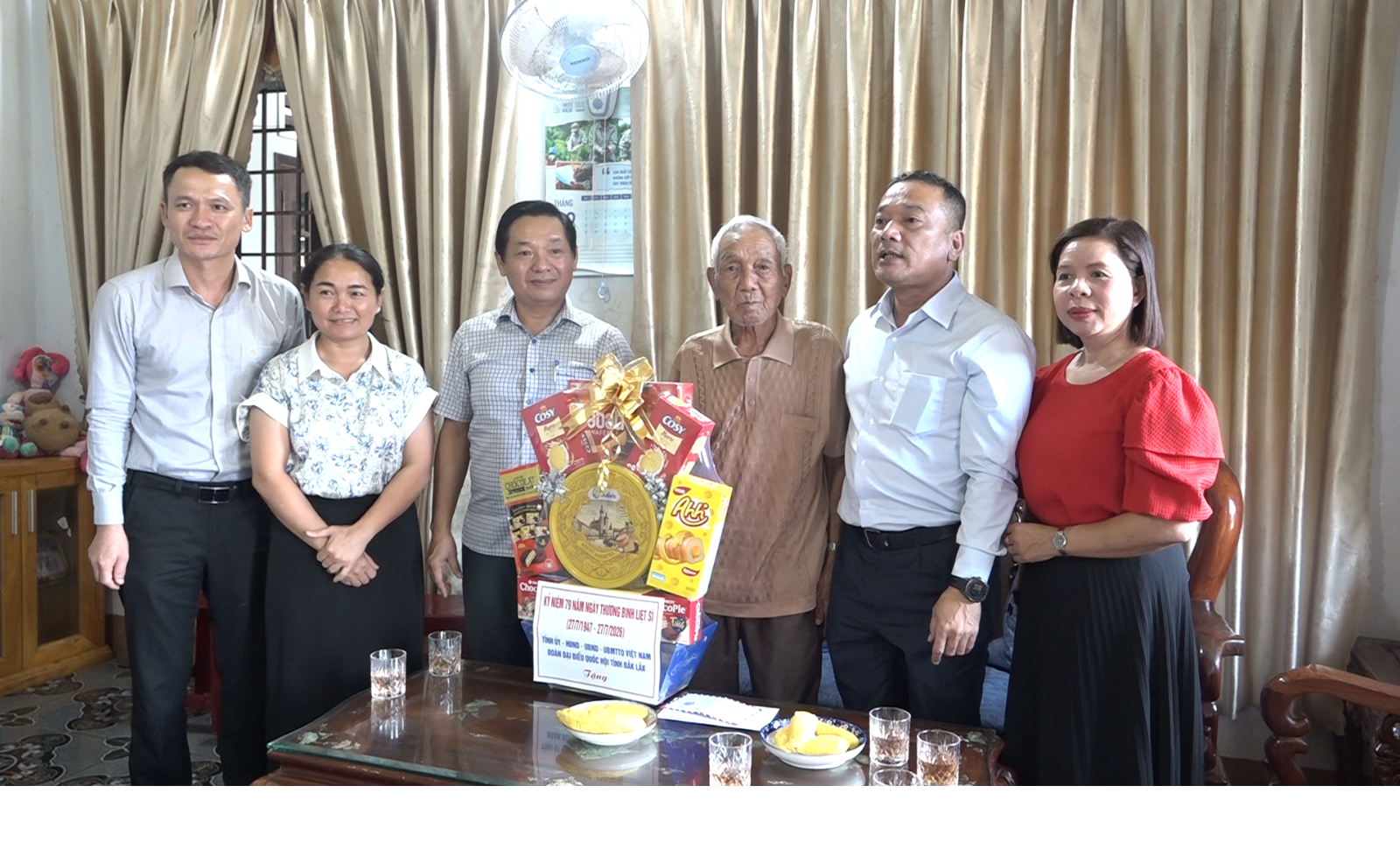 Lãnh đạo Tỉnh Đắk Lắk và phường Buôn Hồ thăm, tặng quà gia đình chính sách nhân dịp 27/7